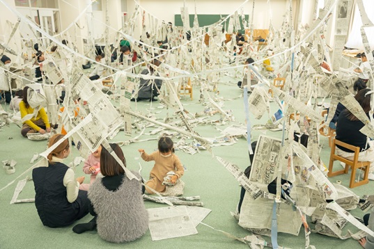 ワークショップ「つくるをほぐす造形あそび」午後の部「新聞紙と紙コップでつくってあそぼう」